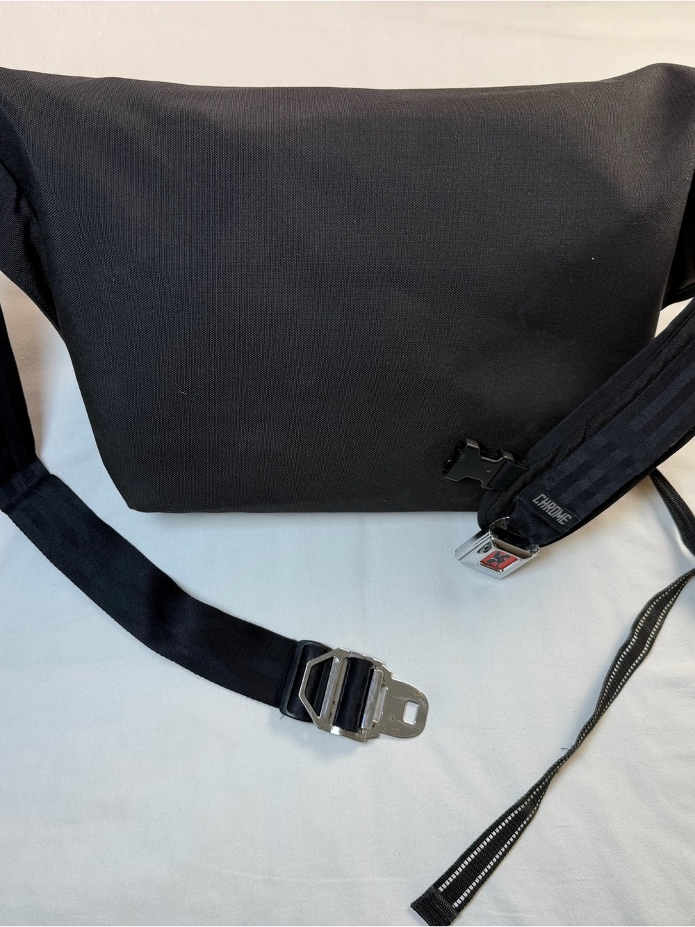 Chrome Industries 24L Messenger Bag Black/White Seatbelt Strap - Picture 3 of 10